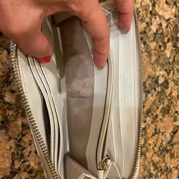 Michael Kors wallet - Picture 7 of 10